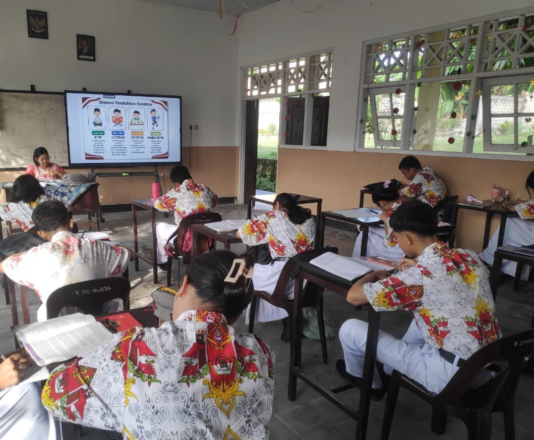 Mengukir Karakter Lewat Aksara: Budaya Menulis Indah Setiap Rabu di SMAS Katolik Aloysius Gonzaga Pangkalan Bun