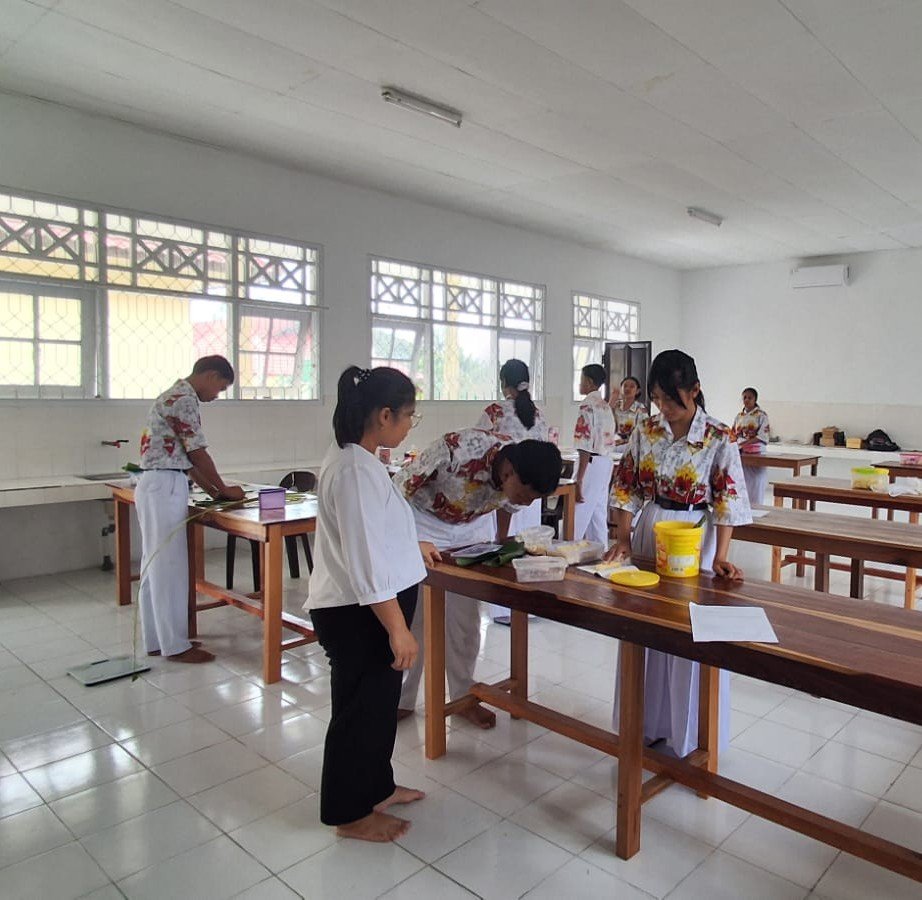 Belajar Bioteknologi Tradisional: Siswa Kelas 10 SMAS Aloysius Gonzaga Praktik Membuat Tape Bersama Bu Devi