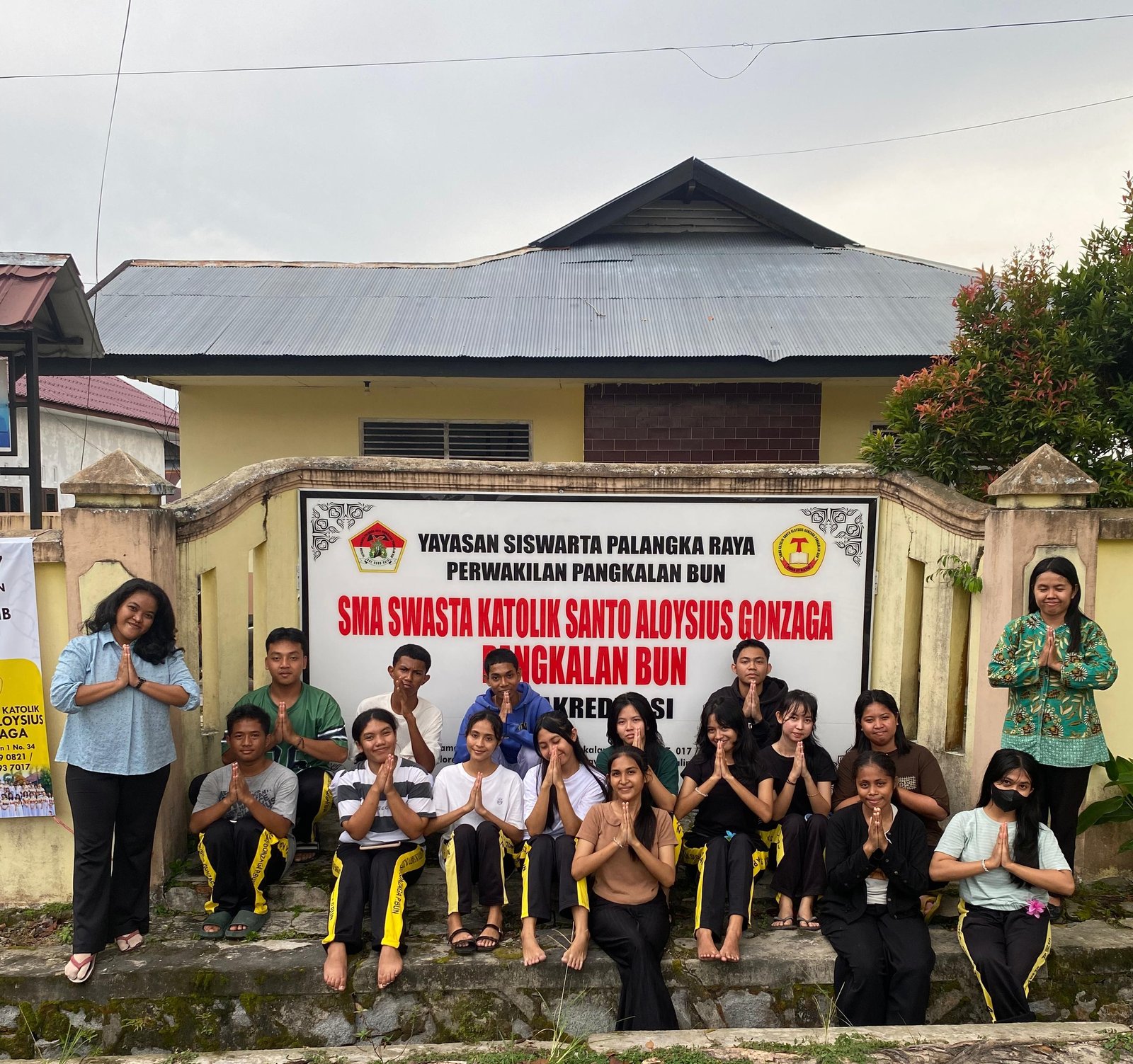 Wujud Toleransi Nyata: Civitas Akademika SMAS Santo Aloysius Gonzaga Pangkalan Bun Bagikan Takjil dan Hijab