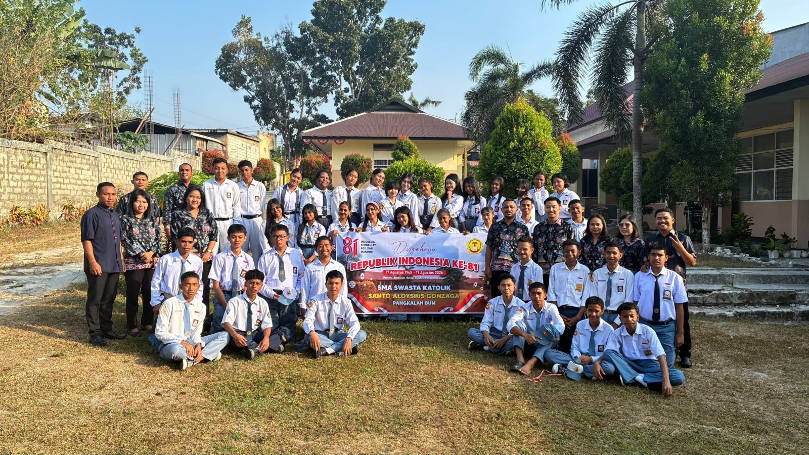 Khidmat dan Penuh Makna, SMA Swasta  Katolik Santo Aloysius Gonzaga Pangkalan Bun Gelar Upacara Peringatan HUT ke-81 RI